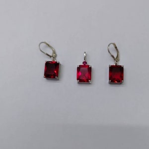 Colgante y pendientes de rubí natural de 7,50 quilates hechos a mano, en plata de ley bañada en oro.