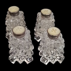 2 paires de salières et poivrières en cristal moulé à motif de losanges, argent et nacre Hauts
