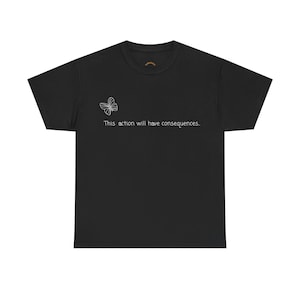 Puede incluir: Una camiseta negra de manga corta con un gráfico de mariposa en líneas blancas en la parte izquierda del pecho. Debajo de la mariposa, el texto "This action will have consequences.." está impreso en una fuente blanca fina y sencilla.