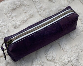 Petite pochette en cuir de liège avec fermeture éclair longue pour crayons, fournitures artistiques et articles de mercerie