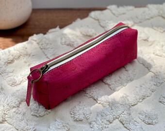 Petite pochette en cuir de liège avec fermeture éclair longue pour crayons, fournitures artistiques et articles de mercerie