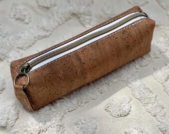 Petite pochette en cuir de liège avec fermeture éclair longue pour crayons, fournitures artistiques et articles de mercerie