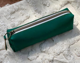 Petite pochette en cuir de liège avec fermeture éclair longue pour crayons, fournitures artistiques et articles de mercerie