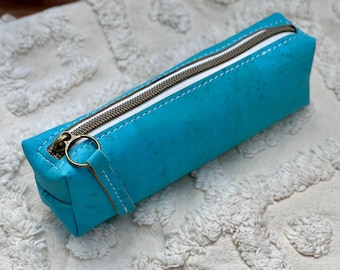Petite pochette en cuir de liège avec fermeture éclair longue pour crayons, fournitures artistiques et articles de mercerie