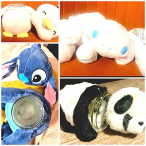 Può includere: Un collage di peluche, tra cui un pinguino bianco con piedi e becco gialli, un coniglio bianco con dettagli blu, un alieno blu e un orso panda. Ogni giocattolo ha un barattolo di vetro attaccato.