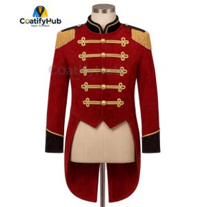Puede incluir: Una chaqueta roja de estilo militar con adornos dorados y charreteras. La chaqueta presenta botones dorados y detalles de terciopelo negro en el cuello y los puños. La marca "CoatifyHub" es visible en la esquina superior izquierda.