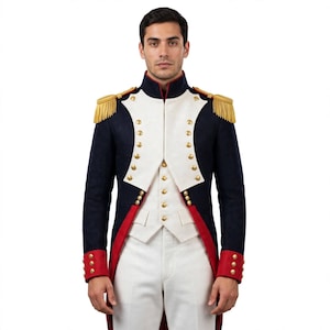 Puede incluir: Una casaca militar azul oscuro con cuello alto, solapas blancas y ribetes rojos. La chaqueta está adornada con botones dorados, charreteras de flecos dorados en los hombros y puños rojos. Se lleva sobre un chaleco blanco y pantalones blancos.