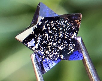 8.9ct ブラッドショット アイオライト サンストーン、コンフェッティ