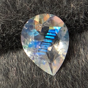 Natürlicher Madagaskar Regenbogen Mondstein Pear: Blue Fire Edelstein (0.75 Karat, 8 mm)