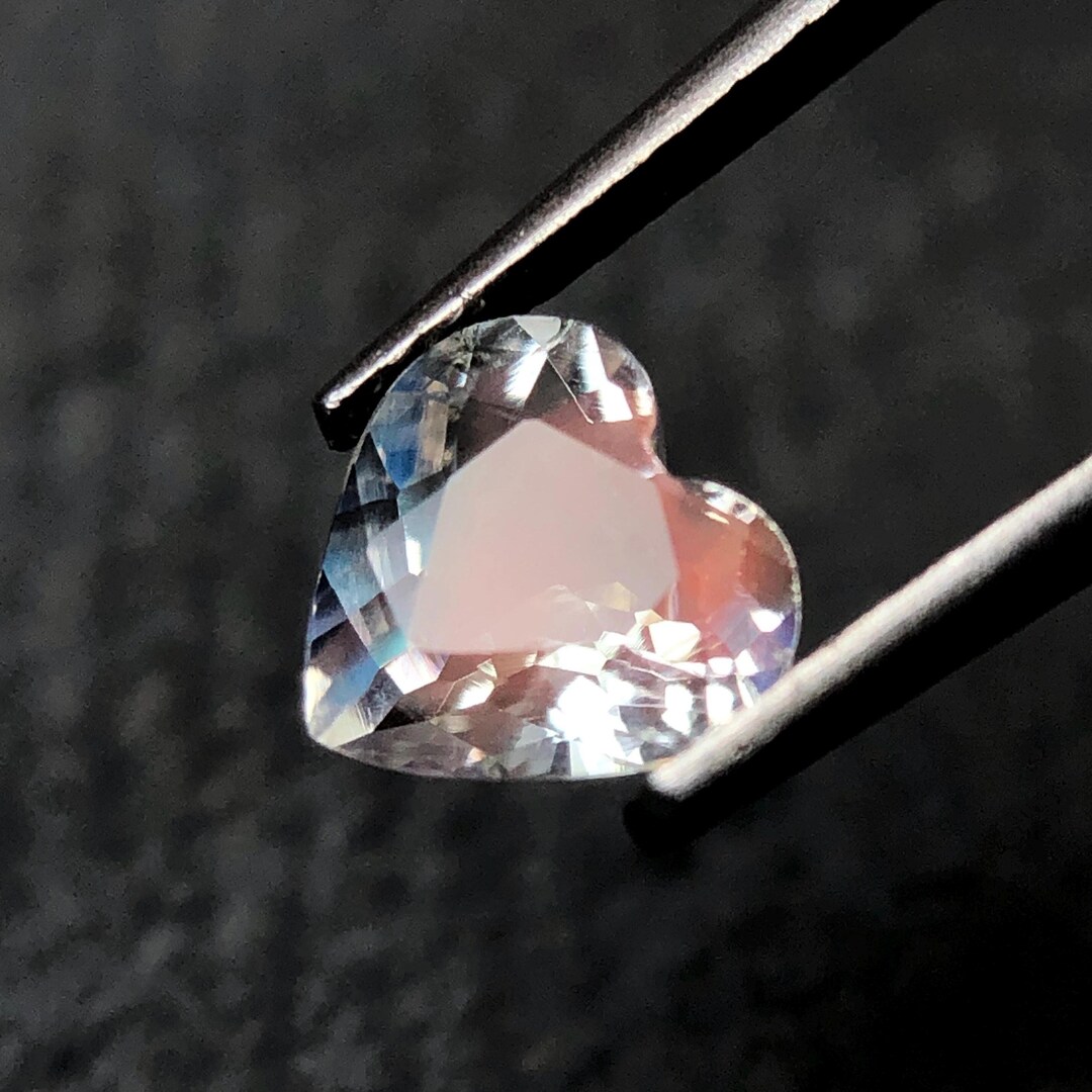 マダガスカル産レインボームーンストーンハート：天然宝石（6MM、0.65
