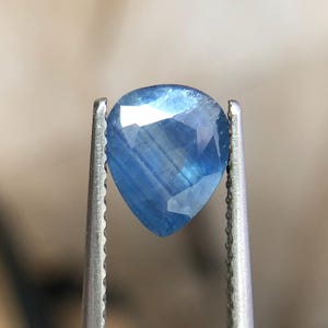 Zafiro azul natural (8 x 6,5 mm) talla pera, piedra de nacimiento de septiembre, 1,25 quilates, zafiro azul calentado con inclusión de seda