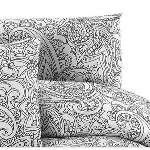Può includere: Federe per cuscini con motivo paisley bianco e nero. Le federe presentano un grande motivo paisley intricato.