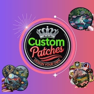 Op de afbeelding: Een verzameling van op maat gemaakte geborduurde patches met verschillende ontwerpen, waaronder een hert, een berglandschap, een vijver met waterlelies en een bloemscherm. De patches zijn rond en hebben een zwarte rand. De tekst "Custom Patches Design Your Own" staat op een zwart en zilveren patch met een kroon.