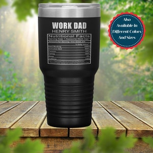 Può includere: Un bicchiere in acciaio inossidabile nero e argento con una scritta bianca che recita "Work Dad Henry Smith Nutritional Facts Serving Size: 1 Awesome Work Dad Amount Per Serving: One Great Job Hard Working 1000% Unrivaled Skill 500% Passion 100% Caring 100% Sleep 0% Caffeine 110% Not a Significant Source of Gratitude Received Percent Daily Values are based on Your Unique Diet" Disponibile anche in diversi colori e dimensioni