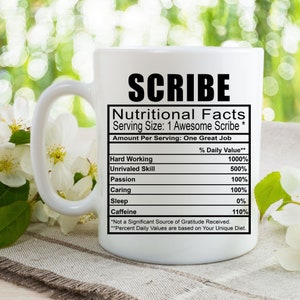 Puede incluir: Taza de cerámica blanca con un gráfico en blanco y negro de una etiqueta de información nutricional para un "Scribe". La etiqueta indica que la porción es de "1 Awesome Scribe" e incluye una lista de cualidades con sus valores diarios porcentuales correspondientes, como "Hard Working" al 1000% y "Sleep" al 0%.