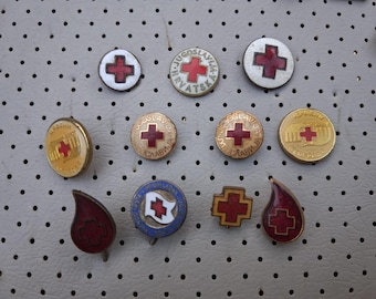 Rode Kruis Joegoslavië vintage emaille pins jaren 1970 Joegoslavië Hrvatska Servië Crveni Kriz Servië Rode Kruis Rote Kreuz Anstecknadeln Röda korset