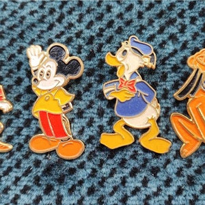 Disney Vintage Badges Disneyana Walt Disney Memorabilia 1970s Mickey Mouse Goofy RARE Badges Pluto Donald Duck badges collection LTD Disney