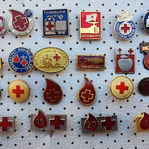 Red Cross Yugoslavia Vintage Enamel Pins 1970s Yugoslavia Hrvatska Serbia Crveni Kriz Serbia Red Cross Rote Kreuz Anstecknadeln Röda korset