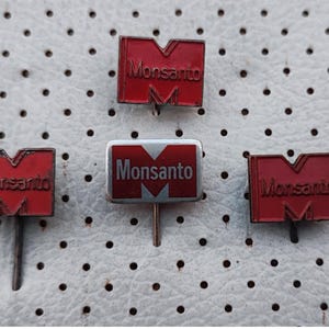 Vintage Monsanto-speldjes jaren 80 landbouw agrarisch agrochemisch chemisch bedrijf pin-insignes