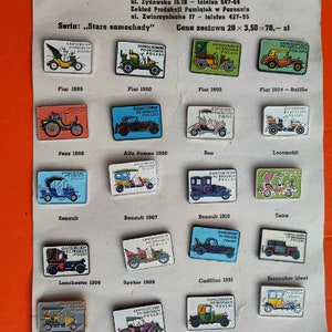Puede incluir: Una colección de pines de esmalte de coches antiguos, cada uno con un modelo y un año diferentes. Los pines están dispuestos en una cuadrícula sobre un fondo blanco con el texto "Seria: Stare samochody" y "Cena zestawu 20 x 3,50 = 70,- zl".
