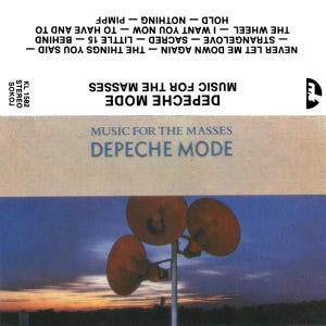 Op de afbeelding: Een Depeche Mode "Music for the Masses" cassetteband. De albumtitel en bandnaam zijn in het wit gedrukt op een beige achtergrond. De cassette heeft een zonsondergangafbeelding met drie oranje luidsprekers. Songtitels staan bovenaan.