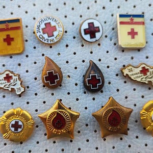 Red Cross Yugoslavia Vintage Pins 1970s Yugoslavia Hrvatska Serbia Crveni Kriz Serbia Red Cross Blood Donors Nurse Anstecknadeln Röda korset