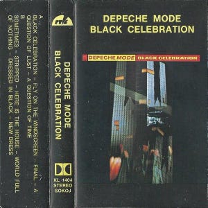 Op de afbeelding: Een handgemaakt houten bord met de tekst "Welkom" in een speels lettertype. Het bord is wit geschilderd met een verweerde afwerking en heeft een bloemenontwerp in roze en groen. Het meet ongeveer 30 cm breed.