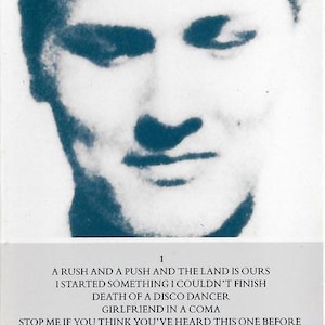 Könnte beinhalten: Albumcover für "Strangeways, Here We Come" von The Smiths. Enthält ein Graustufenbild eines Mannesgesichts mit türkisfarbenen Akzenten. Der Albumtitel und die Titelliste sind ebenfalls sichtbar.