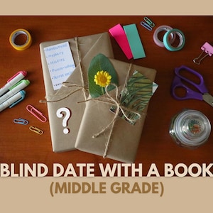 Könnte beinhalten: Ein in braunes Papier verpacktes Buch mit einem Fragezeichen auf der Vorderseite. Das Buch liegt auf einem Holztisch mit verschiedenen Bastelutensilien, darunter Büroklammern, Marker und ein Glas. Der Text auf dem Buch lautet "Blind Date with a Book (Middle Grade)".