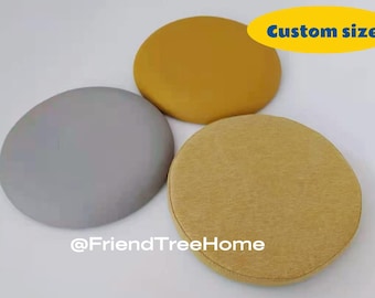 Puede incluir: Tres cojines redondos para sillas en diferentes colores. Uno es gris, otro es amarillo y otro es amarillo más oscuro. Los cojines están hechos de tela y tienen una textura suave y cómoda. El texto "Custom size" está escrito en letras azules sobre un fondo amarillo. El texto "@FriendTreeHome" está escrito en letras negras sobre un fondo blanco.