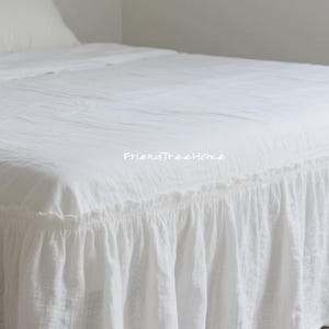 Puede incluir: Falda de cama blanca con borde de volantes. La falda está hecha de una tela suave y ligera, perfecta para añadir un toque de elegancia a cualquier dormitorio.