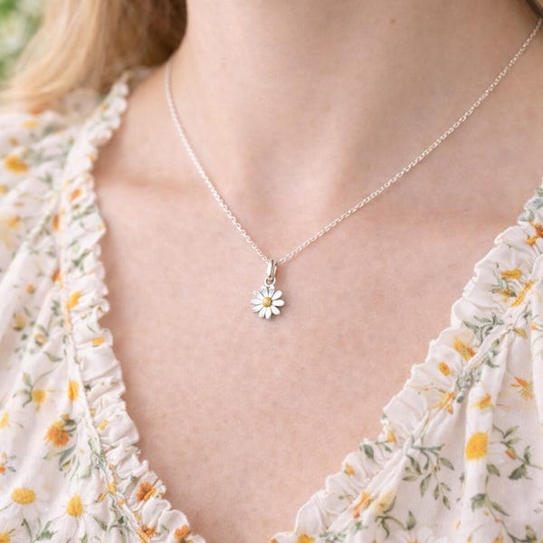 Collar con colgante de margarita en plata de ley: joyería con flores de abril
