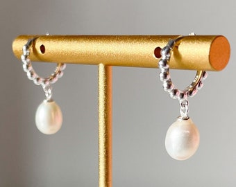 Pendientes Huggie de plata con perla de agua dulce, plata de ley, accesorio nupcial clásico, elegante joya para bodas.