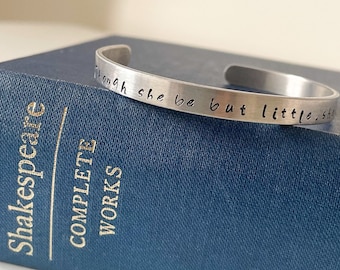 Shakespeare Quote Cuff Bangle, Hoewel ze maar klein is, is ze een fel citaatcadeau, een Midzomernachtdroomcadeau