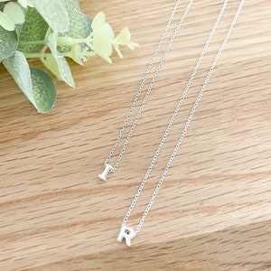 Collar de plata de ley con letra pequeña, delicado collar de plata de ley con inicial, collar de plata maciza personalizado.