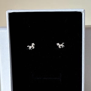 Piccoli orecchini a forma di cavallo in argento sterling / Orecchini a forma di cavallo delicati / Orecchini minimalisti da 7 mm / Gioielli equini / Regalo per gli amanti dei cavalli