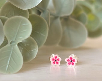 Pendientes de amapola esmaltados en plata de ley / Elegantes pendientes de amapola roja / Delicadas joyas de plata / Pendientes minimalistas / Regalo para ella