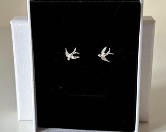 Oorbellen met zwaluwmotief van sterling zilver | Elegante vogeloorbellen | Verfijnde zilveren sieraden voor vrouwen | Minimalistische oorknopjes | Cadeau voor haar