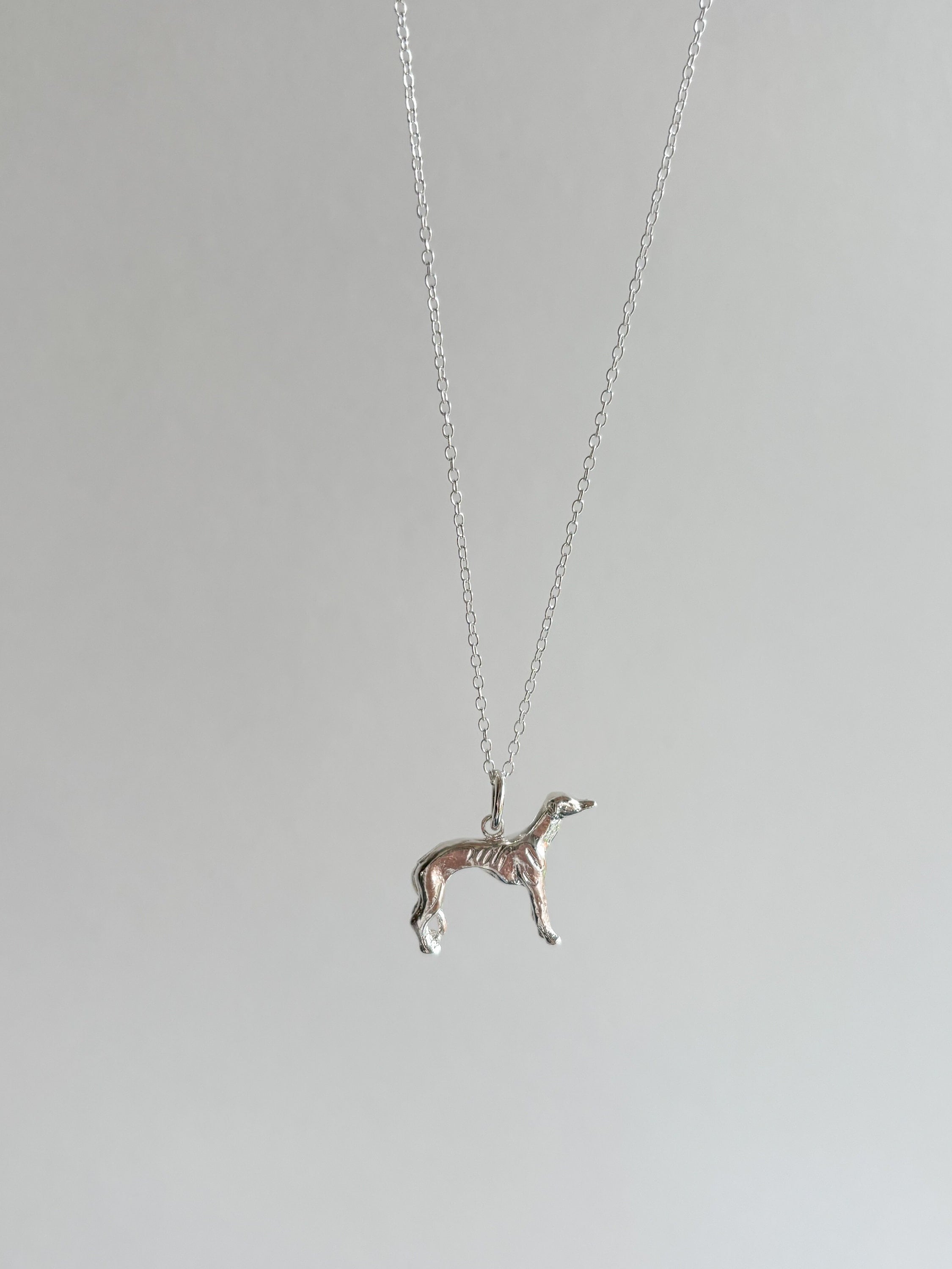 Broche Fantaisie Lévrier Marchant - Doré Ou Argenté - 3,7cm - Avec écrin