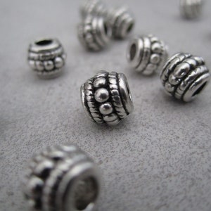 Perles intercalaire style tibétain baril - 8x6,5mm, trou: 3mm - Argent antique en alliage - Perle pour bracelet et bijoux, collier - x5