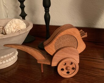 Juego de posavasos vintage de madera con forma de manzana en un carrito