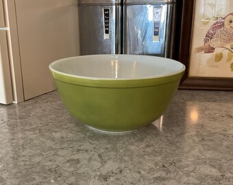 Pyrex Vintage 2-1/2 quart Mixing Bowl Avacodo Green