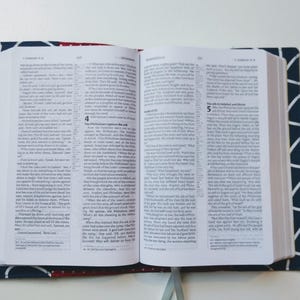 Couverture de la Bible faite main sur mesure, couverture de la Bible en tissu Royaume-Uni, cadeau chrétien pour femme, cadeau de la Bible, pochette pour Bible en tissu, cadeau de baptême, cadeau religieux