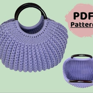 Op de afbeelding: Een gehaakte lavendelkleurige tote bag met houten handvatten. De tas is gemaakt met een textuur-steek en heeft een afgeronde vorm. De afbeelding bevat de tekst "PDF Pattern".