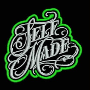 Puede incluir: Diseño bordado con las palabras "SELF MADE" en una escritura estilizada. El texto es blanco con un contorno verde, sobre un fondo negro. El diseño presenta remolinos y adornos ornamentados.