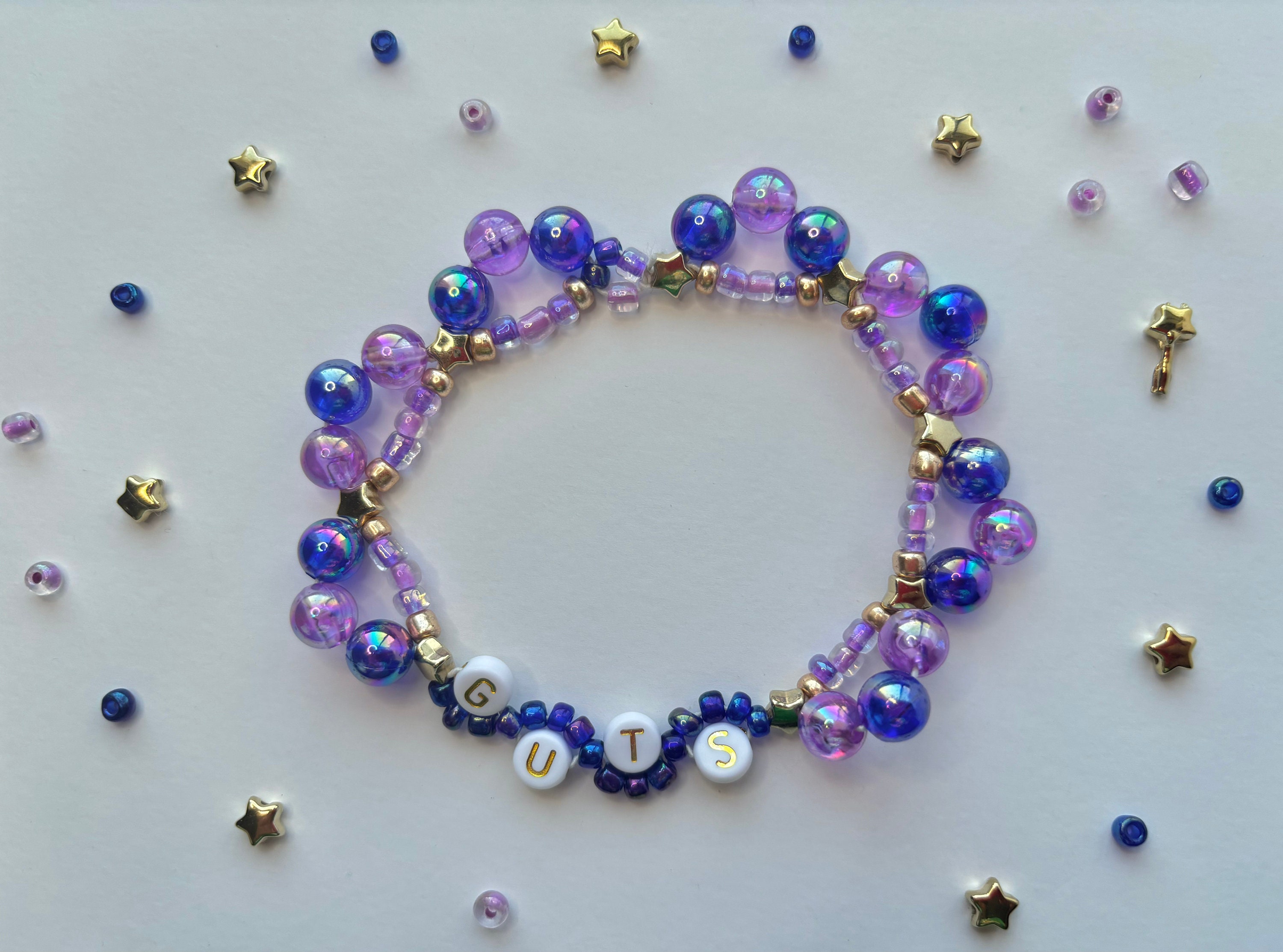 Set Regalo Fan Olivia Rodrigo - Braccialetto Viola Ispirato A Guts E Sour, Orecchini A Farfalla, Anelli Lettera G.U.T.S E 50 Adesivi - Merch Ufficioso Per Concerto E Uso Quotidiano