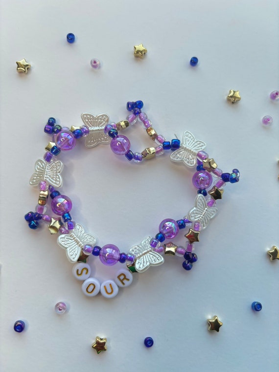Olivia Rodrigo Fan Set: Bracciale Viola Sfumato, Orecchini Farfalla, 4 Anelli Lettera GUTS, 50 Adesivi Album SOUR E GUTS - 3