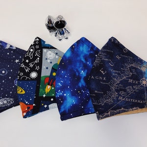 Colección Space: Máscaras faciales de algodón de tela estampada, 3 capas triples + bucles para los oídos ajustables + alambre para la nariz + bolsillo para filtro - reutilizable + lavable