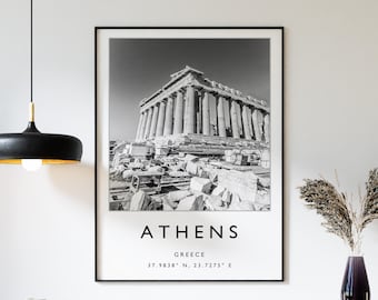 Könnte beinhalten: Schwarzweißfoto der Akropolis in Athen, Griechenland. Das Bild ist in einem schwarzen Rahmen gerahmt und hat den Text "ATHEN, GRIECHENLAND, 37.9838° N, 23.7275° E" unter dem Bild gedruckt.
