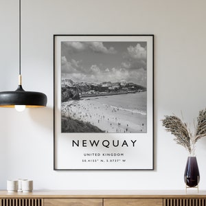 Stampa di viaggio Newquay, poster di viaggio Newquay Cornwall, stampa di viaggio al mare, arte di viaggio, poster di viaggio, bianco e nero, regalo, formato A2/A3/A4